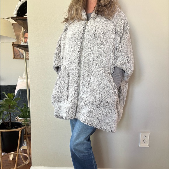 C&C California Sherpa Teddy Poncho Jacket
NWT NEW S M L - Picture 6 of 8